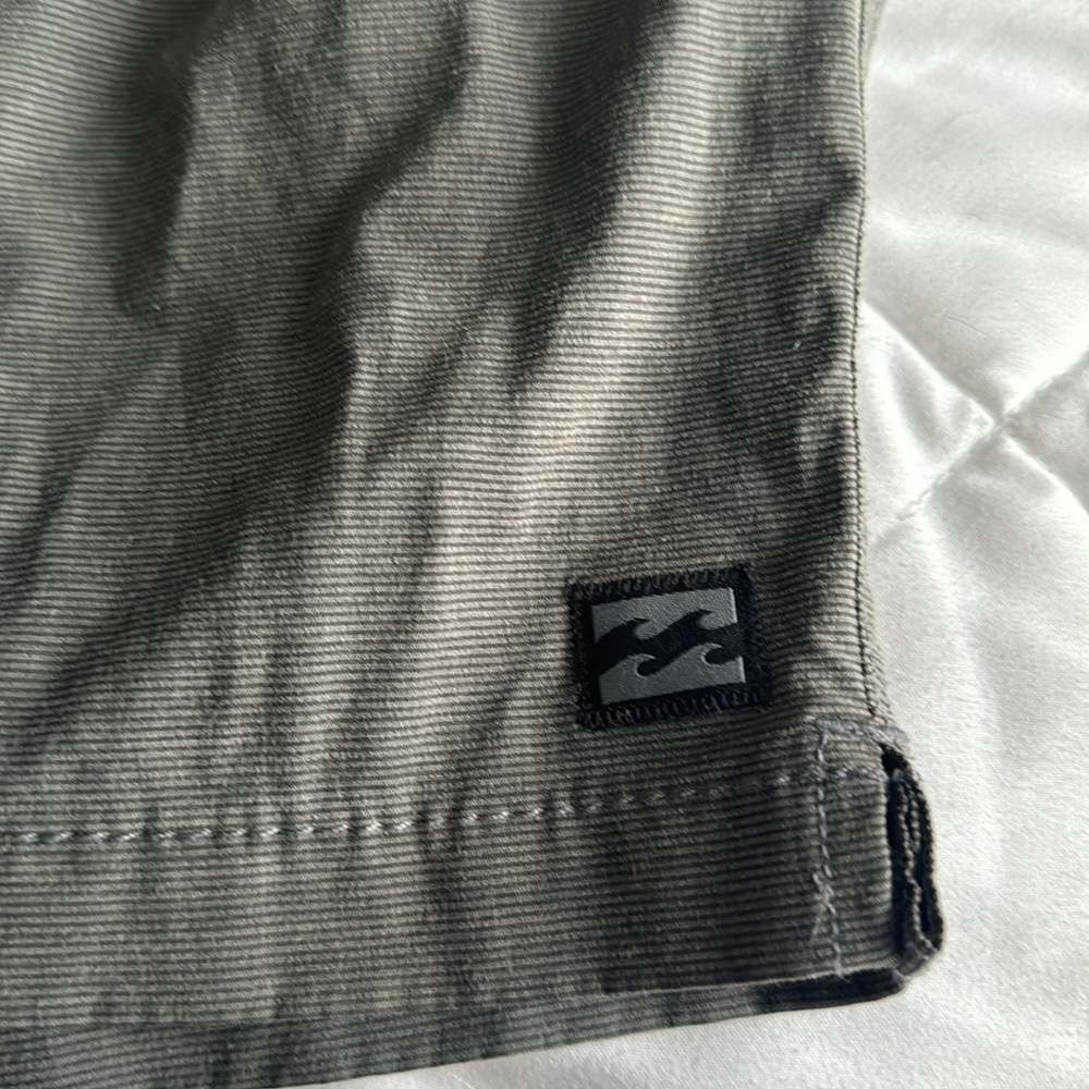 Billabong hybrid shorts - good condition and super comfy. Dark grey - Picture 2 of 4
